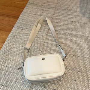 Lululemon camera crossbody in bone.